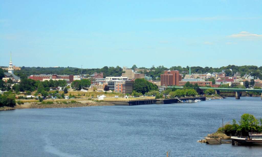 Bangor, Maine is very Beautifull city. Many tourist came and enjoy there, and lot of actiivities.