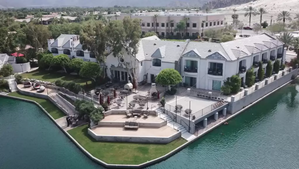 The Chateau lake la Quinta is the hotel of Palm Spring is more attractive with her fountain, lake and trees