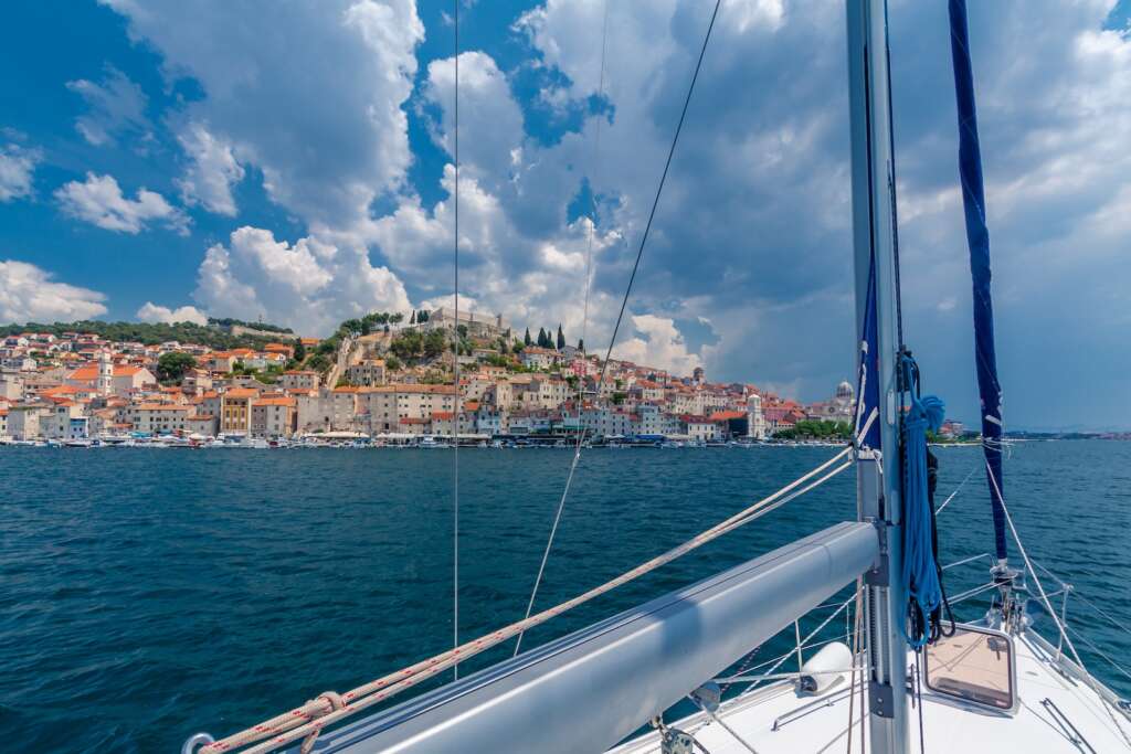 Here ae are exploring the best time to visit Croatia. Croatia Weather: Te white and grey boat on sea at daytime