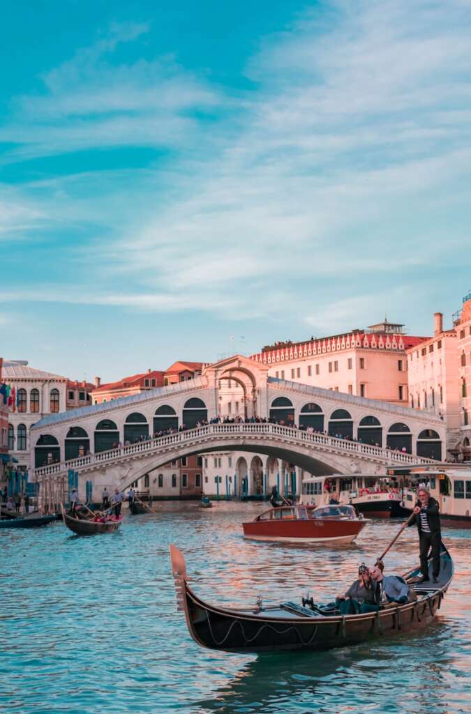 Affordable time at Itlay: Rialto Bridge, Venice Italy